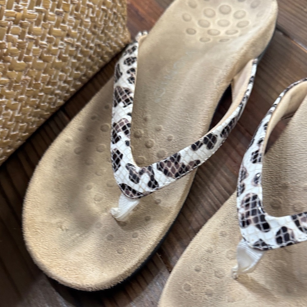 Vionic Women's leopard print  Sandals - Picture 5 of 7